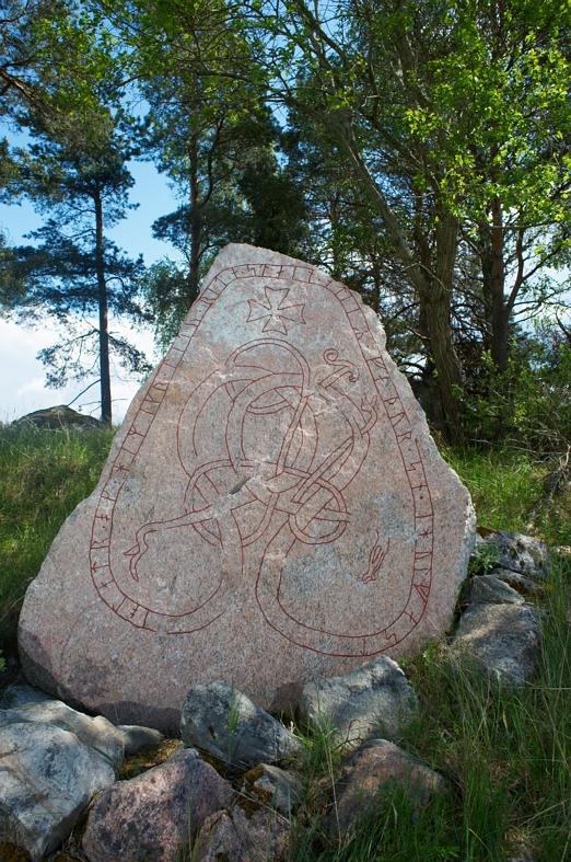 Runes written on runsten, rödgrå gnejsgranit. Date: V